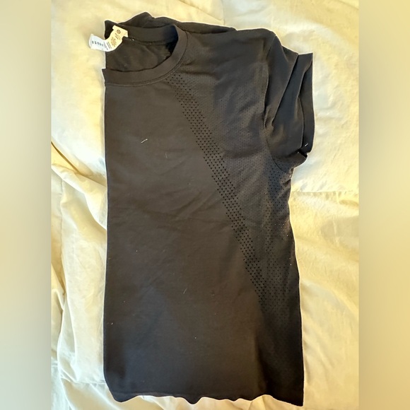 Lululemon train to be t-shirt size 12 - Picture 7 of 7